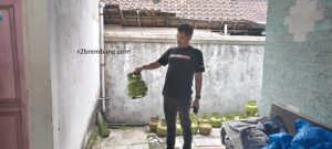 Kanit Reskrim Polsek Lasem, Ipda Sukardi berada di TKP pencurian tabung gas Desa Karangturi, Kecamatan Lasem.
