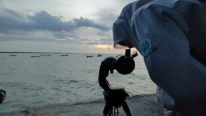 Seorang pelajar mencoba menggunakan teropong, untuk melihat hilal di Pantai Binangun Kecamatan Lasem, Selasa petang.