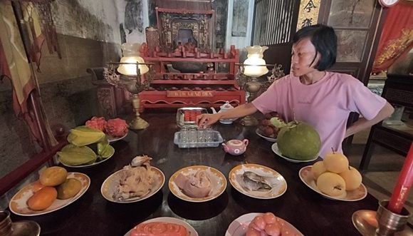 Inilah Deretan Sesajian Yang Disiapkan, Saat Sembayang Perayaan Imlek Di Lasem