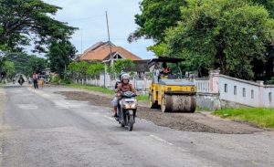 Perbaikan jalan di wilayah Kabupaten Rembang dikebut, untuk menghadapi arus mudik dan balik Lebaran.