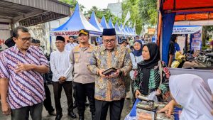Wakil Bupati Rembang, Moch. Hanies Cholil Barro' bersama Forkopimda berkeliling ke stand UMKM Kampung Ramadhan.
