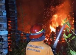Kebakaran tumpukan palet kayu di pinggir jalan Rembang – Blora, Minggu petang.