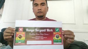 Pemilik usaha kecap, Ahmad Sofian, menunjukkan merek lama Kecap Buah Siwalan, berubah ke merek baru Kecap Buah Bogor.
