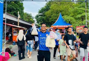 Muhammad Ubaid saat mengunjungi pusat kuliner Kampung Ramadhan, di Jalan Gatot Subroto Rembang.