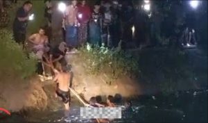 Warga mengevakuasi korban meninggal dunia dari dalam Embung Desa Sambong, Kecamatan Sedan, Selasa malam (24/02).