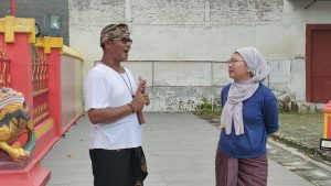 Wisatawan dari Malaysia, Nurasikin Yusni, saat berkunjung ke klenteng Gie Yong Bio, Senin (16/02). Ia menikmati dumbeg, makanan khas Kabupaten Rembang.