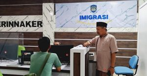 Kepala Dinas Penanaman Modal dan Pelayanan Terpadu Satu Pintu (DPMPTSP) Kabupaten Rembang, Dwi Martopo berada di loket pelayanan Imigrasi.