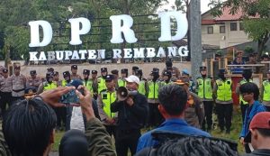Mahasiswa yang tergabung dalam PMII Kab. Rembang, menggelar aksi demo di depan Gedung DPRD, Jum’at sore.