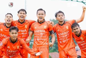 Pemain PSIR Rembang merayakan gol, saat meladeni Persebi Boyolali, Minggu sore (01/02).