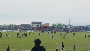 Para penonton nampak memasuki area lapangan Stadion Krida Rembang, usai laga PSIR melawan Persak, Kamis (12/02).