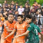 Dua pemain PSIR Rembang, Efendi dan Tri Handoko dihadang pemain Persak Kebumen, Kamis sore (12/02).