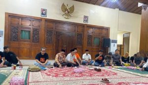 Rapat koordinasi antara manajemen dan pengurus PSIR Rembang di rumah dinas Bupati Rembang, Selasa malam (17/02).