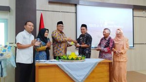 Wakil Bupati Rembang, Moch. Hanies Cholil Barro’ bersama Direktur RSUD dr. R. Soetrasno Rembang. Tampak hadir pula anggota DPR RI, Harmusa Oktaviani.
