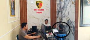 Tersangka pelaku yang mengaku menjadi korban kejahatan, menjalani pemeriksaan di Mapolsek Sarang. 