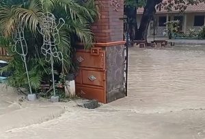 Aliran air cukup deras, melimpas ke halaman SD N 1 Pamotan, Senin siang (09/02).