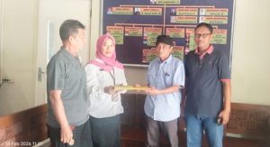 Suswantoro (topi hitam), menjadi satu-satunya pendaftar calon Ketua Umum KONI Kabupaten Rembang. Setelah itu, diumumkan oleh Tim jaring saring.