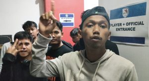 Nur Ahmadi Salsabela Sena Putra, bek kiri PSIR Rembang yang cidera dan masih masa pemulihan. Ia turut mendampingi rekan-rekannya, saat bertanding melawan Persebi Boyolali, Minggu sore (01/02).
