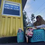 Tiqom, penjual minuman keliling di kawasan Wisata Guci.