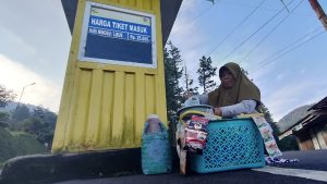 Tiqom, penjual minuman keliling di kawasan Wisata Guci.