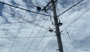 Tiang listrik PLN kerap digunakan untuk kabel wifi internet.