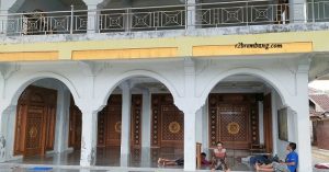 Masjid Nurul Iman Dusun Krajan Desa Glebeg Kecamatan Sulang, seluruh pintunya menggunakan motif pintu Masjid Nabawi Madinah.