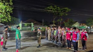 Apel sebelum bertugas. Pemudik singgah di Posko Banser, dekat Masjid Desa Sluke Kecamatan Sluke, Kamis (19/03).