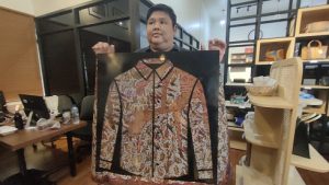 Batik seharga Rp 25 Juta, kalau dipola menjadi baju akan seperti ini. Anda bisa membelinya di Rumah BUMN Rembang.