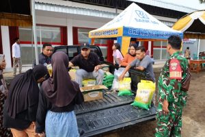 Warga memadati Bazaar Ramadhan di halaman KDMP Desa Kedungrejo, Rembang, Minggu sore (01/03).