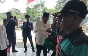Bupati Rembang, Harno menyerahkan paket Lebaran di Kantor Baznas, Selasa siang (17/03).