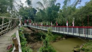 Jembatan darurat dari kayu, usai banjir. Tampak di sampingnya berupa jembatan gantung perintis Garuda Merah Putih, menghubungkan Kabupaten Rembang dengan Kabupaten Pati, diresmikan Senin siang (09/03).