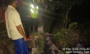 Kapolsek Sedan, Iptu Suroto didampingi pejabat sementara Kanit Reskrim Polsek Sedan, Aipda Sandhi Soko mengecek sepeda motor yang terbakar, Senin malam.