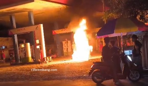Sepeda Motor Terbakar, Polisi Beberkan Kronologis Kejadian (TKP SPBU Desa Sidorejo Kec. Sedan)