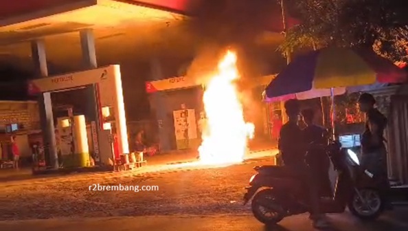 Sepeda Motor Terbakar, Polisi Beberkan Kronologis Kejadian (TKP SPBU Desa Sidorejo Kec. Sedan)