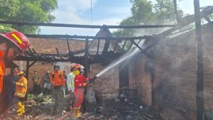 Kebakaran rumah warga di Desa Sambiroto, Kecamatan Sedan, Selasa pagi (31 Maret 2026).