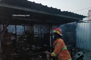 Kebakaran warung di kawasan Pelabuhan Tasikagung, dekat TPI, Senin sore (09/03).