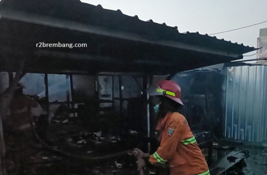 4 Warung Terbakar Di Pelabuhan Tasikagung, Berikut Ini Nama-Nama Pemilik Warung