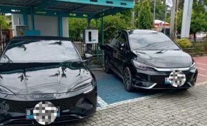 Mobil pemudik mengisi daya listrik di halaman Kantor PLN Rembang.