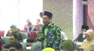 Dosen STAI Al-Hidayat Lasem, Moh. Sugihariyadi saat melontarkan kritikan terkait konsep ekonomi syariah dalam perencanaan pembangunan.