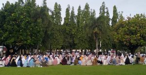Usai sholat Idul Fitri, warga Muhammadiyah mendengarkan khutbah, Jum’at pagi (20/03).