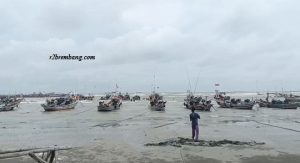 Suasana Pantai Desa Pangkalan, Kecamatan Sluke, saat warga menolong korban, Jum’at pagi (06/03).