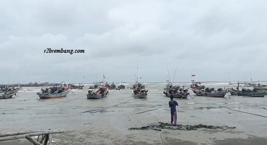 Perahu Dihantam Ombak Besar, Kakak Adik Tenggelam !! Warga Lakukan Penyelamatan (TKP Desa Pangkalan)