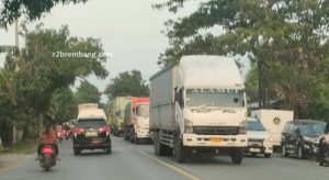 Truk-truk barang lebih dari 3 sumbu, masih ramai melintas di jalur Pantura Rembang, hari Sabtu (14/03).