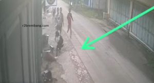 Rekaman CCTV pengeroyokan disertai penusukan yang terjadi di depan Indomaret dan kafe G & B Jalan Lingkar Desa Mondoteko, Rembang.