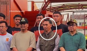 Manajer PSIR Rembang, Rasno (dilingkari) saat bersama Bupati Rembang, Harno dan para pemain, belum lama ini. Rasno sedang berada di Jakarta, untuk memperjuangkan nasib PSIR.