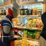 Sosok Ultraman melayani pembeli yang datang ke Rumah BUMN Store Rembang, Senin siang (16/03).
