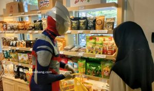 Sosok Ultraman melayani pembeli yang datang ke Rumah BUMN Store Rembang, Senin siang (16/03).