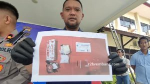 Kasat Reserse Narkoba Polres Rembang, menunjukkan foto barang bukti. Polres Rembang merelease operasi penyakit masyarakat, hari Kamis (12/03). Salah satunya pengungkapan kasus Narkoba, jenis sabu-sabu yang menyeret pasangan suami isteri siri.