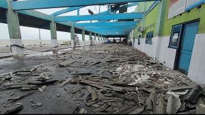 Atap asbes tempat pelelangan ikan (TPI) Tasikagung, Rembang mengalami kerusakan, karena hantaman angin kencang.