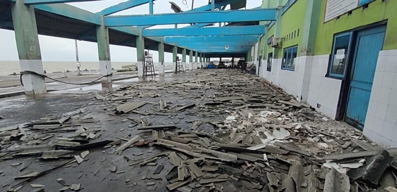 Dinlutkan Rembang Ungkap Besaran Kerugian, Usai Atap TPI Tasikagung Kocar-Kacir Dihantam Angin Kencang
