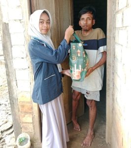 Pengurus OSIS SMP N 3 Sale menyerahkan zakat kepada para penerima, warga sekitar sekolah.